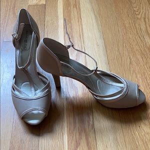 BANDOLINO B Flexible Gold Tan Strappy Heels Size 8